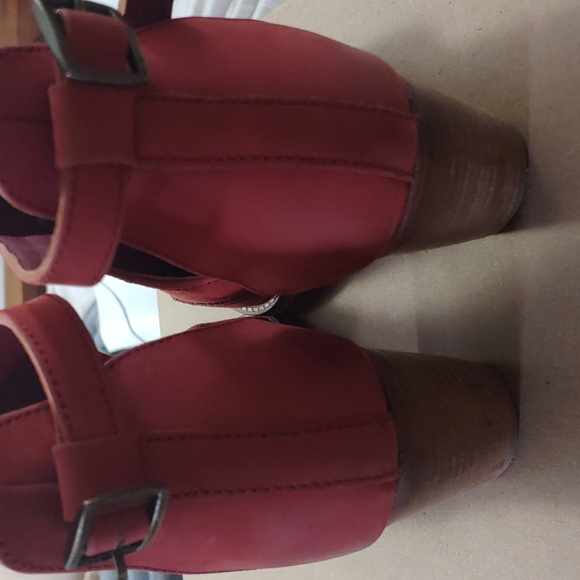 FREE PEOPLE Stunning Red Shoe Booties... - Picture 2 of 4